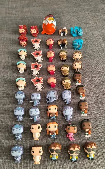 44 figurki Stranger Things Kider Joy, stan bardzo dobry. — praca twórcy Krzysztof na Freshwall Marketplace
