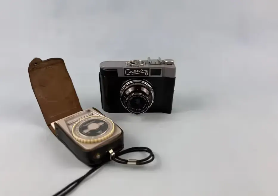 Aparat fotograficzny plus światlomierz analogowy Smiena 8 stary aparat — praca twórcy Retrospekcja na Freshwall Marketplace