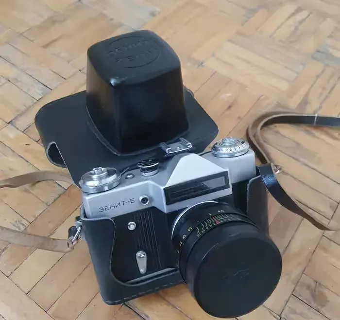 Aparat fotograficzny z dawnych lat  ZENIT E oraz flesz osobno — praca twórcy Michał na Freshwall Marketplace