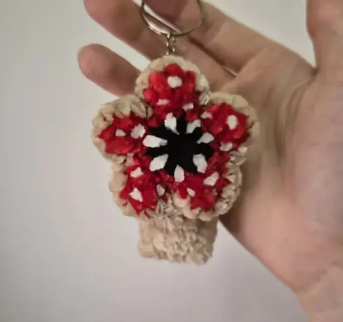 Brelok demogorgon na szydełku stranger things handmade crochet — praca twórcy Purrfect_Knot na Freshwall Marketplace