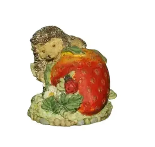 ceramiczna stara figurka jeż na truskawce — praca twórcy Aleksandra na Freshwall Marketplace