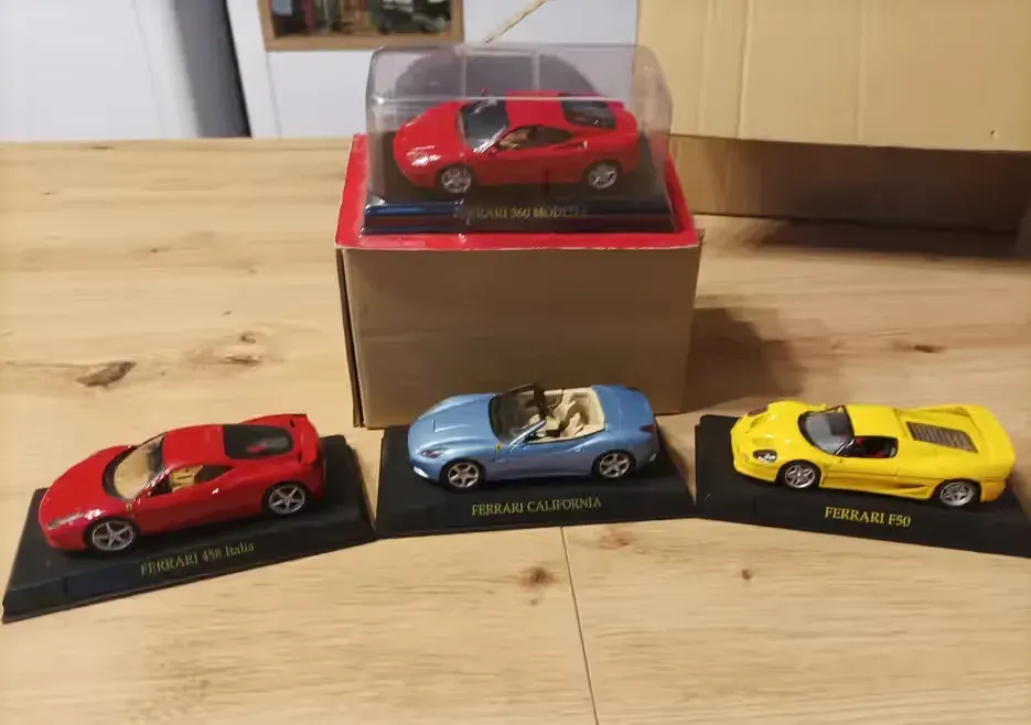 Cztery modele Ferrari na podstawkach skala 1 :43 — praca twórcy Arkadiusz na Freshwall Marketplace