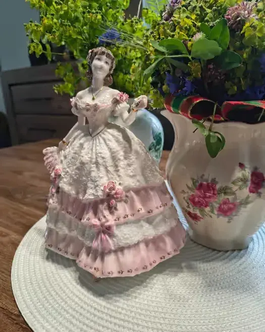 Dama porcelanowa Olivia Coalport limitowana edycja — praca twórcy Kasia na Freshwall Marketplace