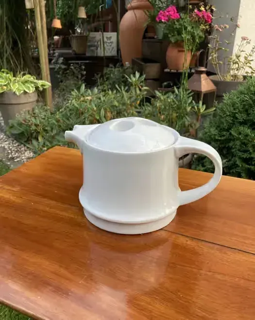 Duński porcelanowy imbryk — praca twórcy Maciej Kiełkowski na Freshwall Marketplace