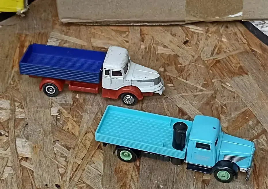 Dwa stare vintage modele ciężarówek 1:87 modele firm wiking i grell — praca twórcy roniweroni1 na Freshwall Marketplace