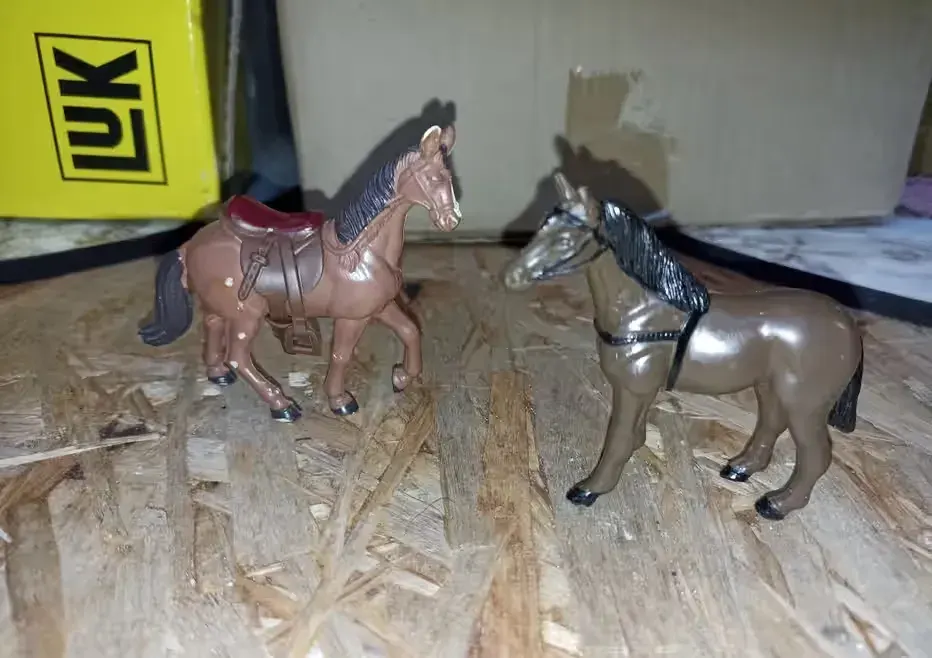 Dwie stare vintage figurki koni — praca twórcy roniweroni1 na Freshwall Marketplace