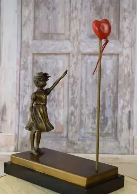 Dziewczyna z Sercem - BANKSY - Nowoczesna Statuetka - Figura z Brązu — praca twórcy AntykiDecco na Freshwall Marketplace
