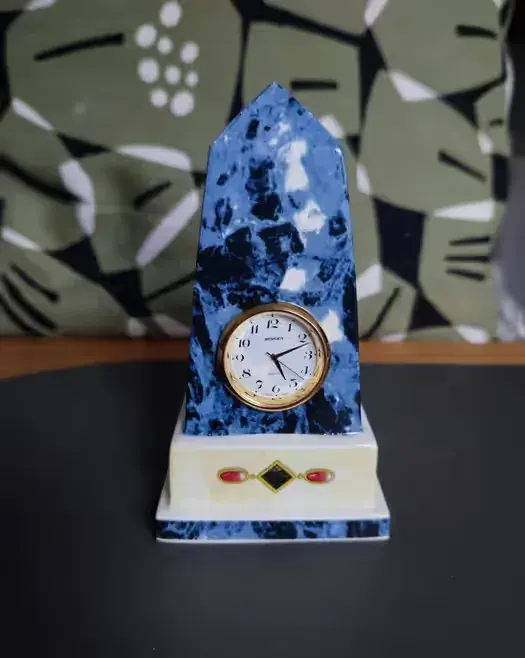 Figurka porcelanowa z zegarem — praca twórcy Marek Ostaszewski na Freshwall Marketplace