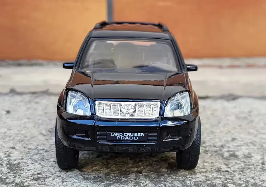 Kolekcja modeli Toyota Land Cruiser Prado 1:32 unikat — praca twórcy Stanisław na Freshwall Marketplace