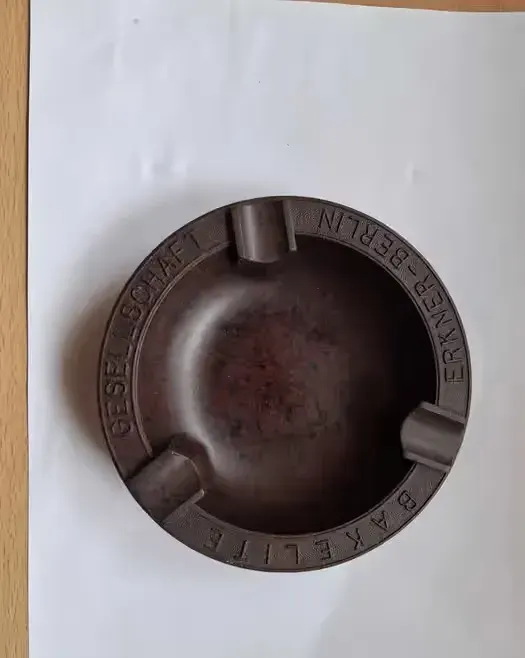 Kolekcjonerska popielniczka  BAKELITE-Erkner-Berlin-Oryginalny bakelit Art Deco — praca twórcy Stenia na Freshwall Marketplace