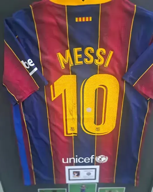 Koszulka z Autografem MESSI FC Barcelona 2020-21 — praca twórcy Maria na Freshwall Marketplace