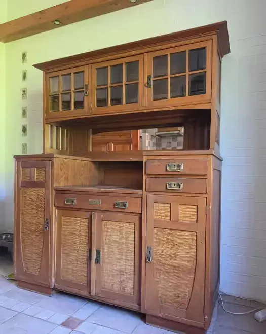 Kredens przedwojenny. 100% Oryginalny..Dębowy..Panele drzwiowe w brzozie płomienistej — praca twórcy Alek na Freshwall Marketplace