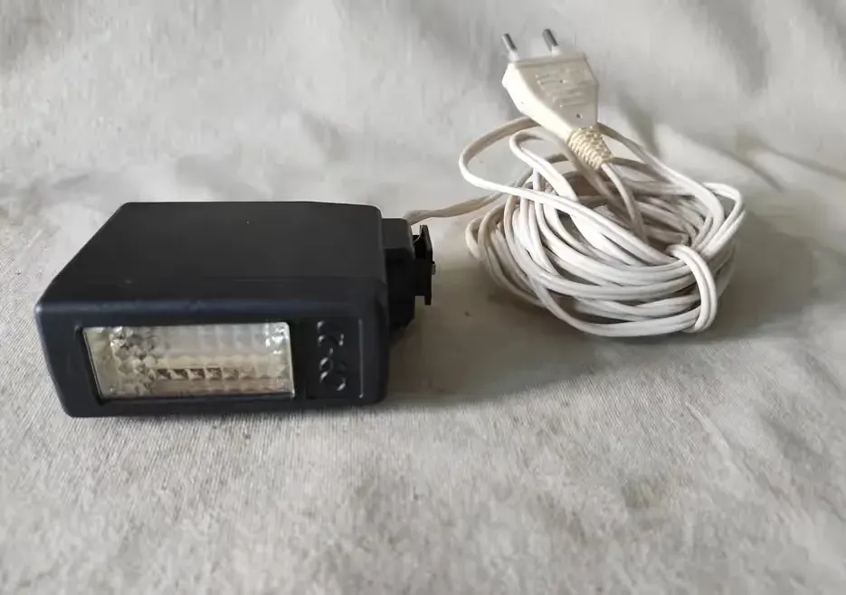 Lampa błyskowa sieciowa Elektronika FZ-27 okres PRL — praca twórcy Wojtek na Freshwall Marketplace