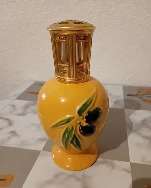 lampa katalityczna zapachowa  Lampe Berger Paris, model z motywem gałązki oliwnej na żółtym dzbanku. — praca twórcy Maciek różne rzeczy na Freshwall Marketplace