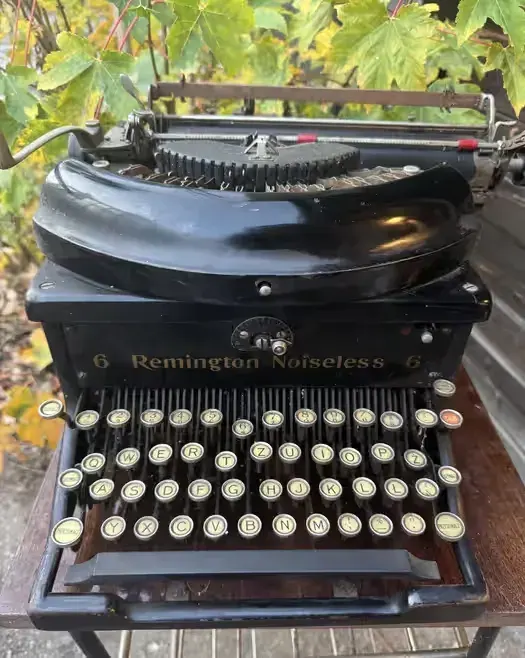 Maszyna do pisania Remington Noiseless 6 – lata 30., USA — praca twórcy Estera Kaszen na Freshwall Marketplace