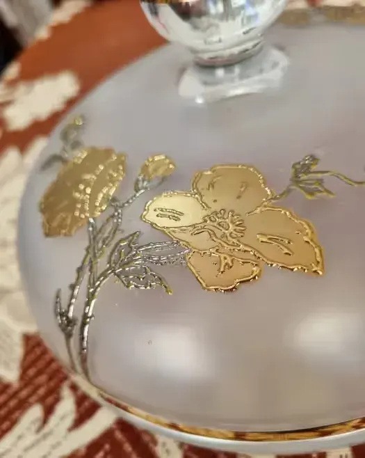 Matowa szklana bomboniera, pozłacana glamour — praca twórcy Sandra na Freshwall Marketplace