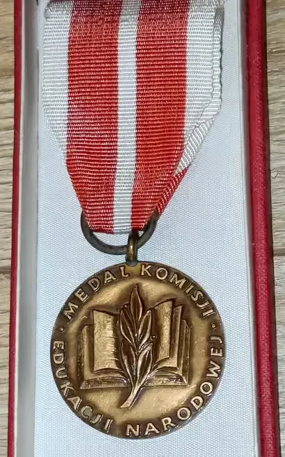 Medal Komisji Edukacji Narodowej PRL – Komplet w pudełku — praca twórcy Ela na Freshwall Marketplace