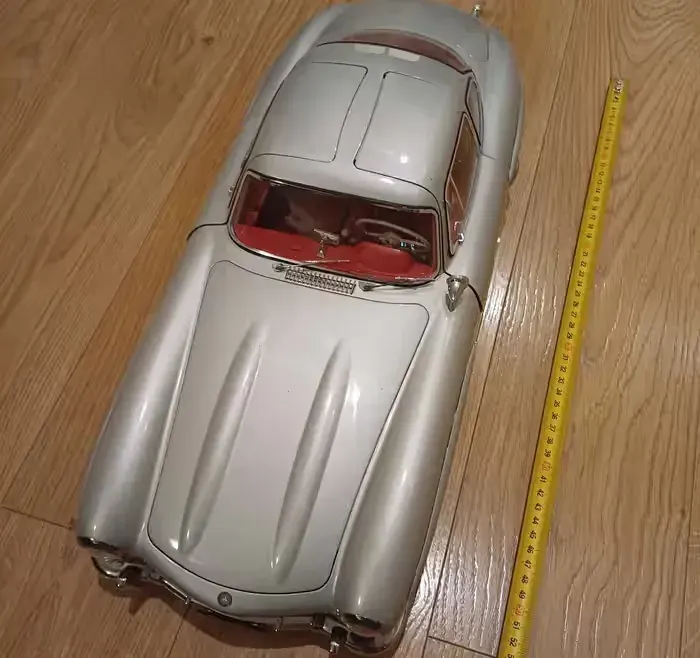 Model w skali 1:8 Mercedesa 300 SL — praca twórcy Tomasz na Freshwall Marketplace