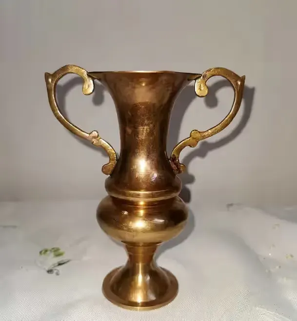 Mosiężny dzbanek vintage z dekoracyjnym uchem -15 cm — praca twórcy Nowi na Freshwall Marketplace