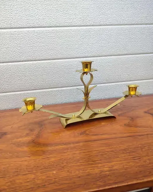 Mosiężny świecznik  trój ramienny - vintage - design - U — praca twórcy skarbywyszukane na Freshwall Marketplace