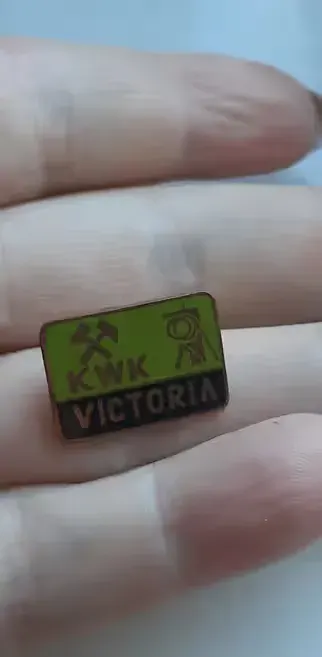 Odznaka KWK Victoria — praca twórcy Nella na Freshwall Marketplace