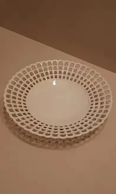 Ozdobny talerzyk porcelanowy, sygnowany — praca twórcy Janek na Freshwall Marketplace