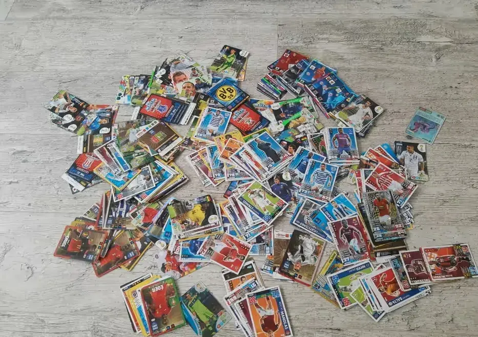 Ponad 400 sztuk kolekcjonerskich kart piłkarskich — praca twórcy Mika na Freshwall Marketplace