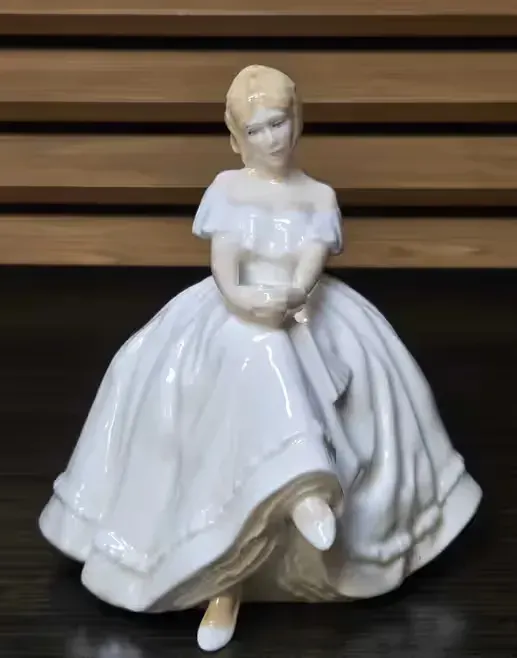 Porcelanowa figurka siedzącej dziewczyny Royal Doulton Heather HN2956 — praca twórcy Filip na Freshwall Marketplace