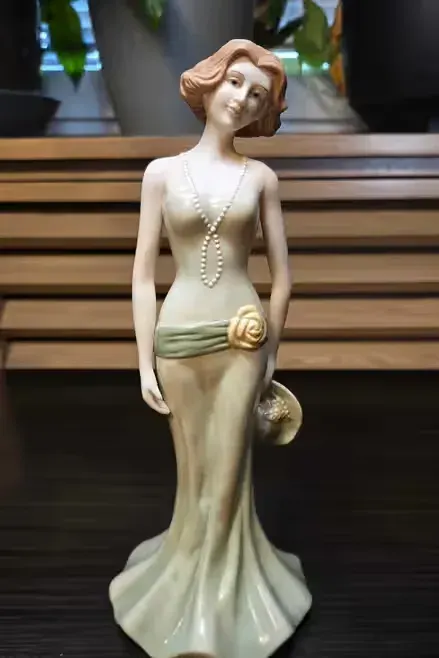 Porcelanowa figurka wysokiej kobiety SBL Regal House Collection 92D Katie — praca twórcy Filip na Freshwall Marketplace