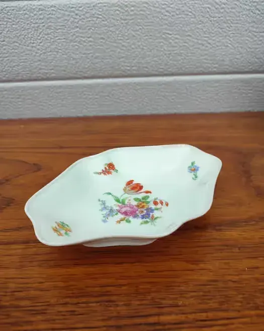 Porcelanowa Paterka Volkstedt - vintage - design - W — praca twórcy skarbywyszukane na Freshwall Marketplace