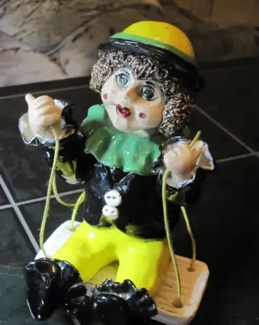Porcelanowy klaun na huśtawce - figurka porcelanowa na prezent — praca twórcy Małgosia na Freshwall Marketplace