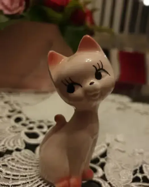 Porcelanowy różowy kotek - figurka porcelanowa na prezent, ozdoba — praca twórcy Małgosia na Freshwall Marketplace