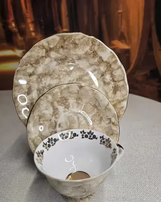 Porcelanowy zestaw śniadaniowy Trio firmy Karolina — praca twórcy Marta na Freshwall Marketplace