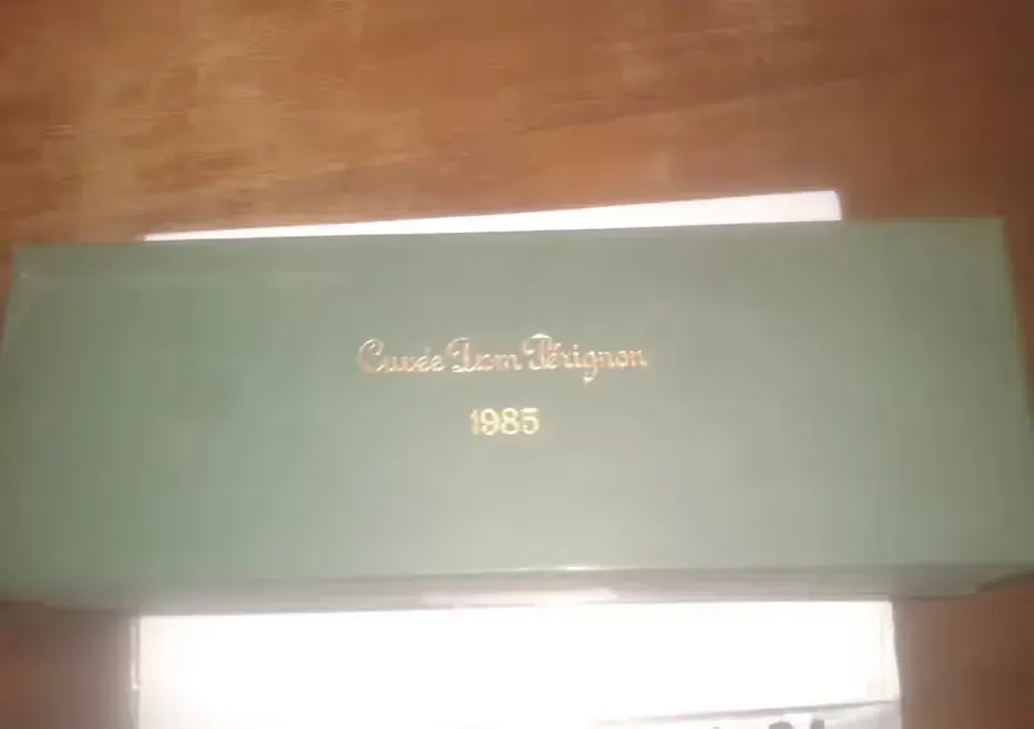 Puste pudełko po szampanie Cuvee Dom Perignon 1985  vintage — praca twórcy Grażyna na Freshwall Marketplace