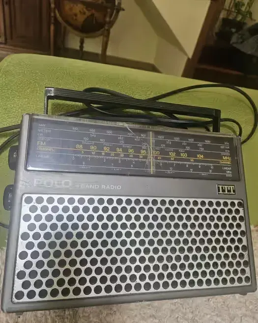 Radio tranzystorowe z czasów PRL — praca twórcy Hanna Sołtysiuk na Freshwall Marketplace