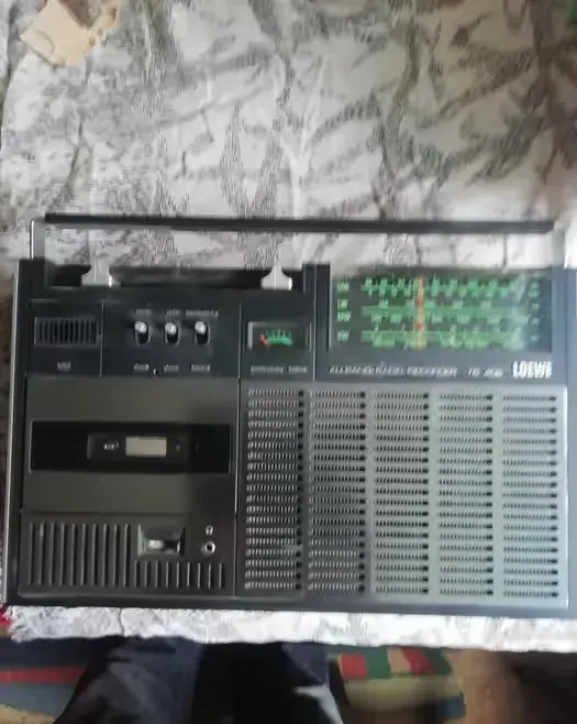 radiomagnetofon niemiecki LOAVE pochodzący z okresu PRL- u — praca twórcy mirbos408 na Freshwall Marketplace