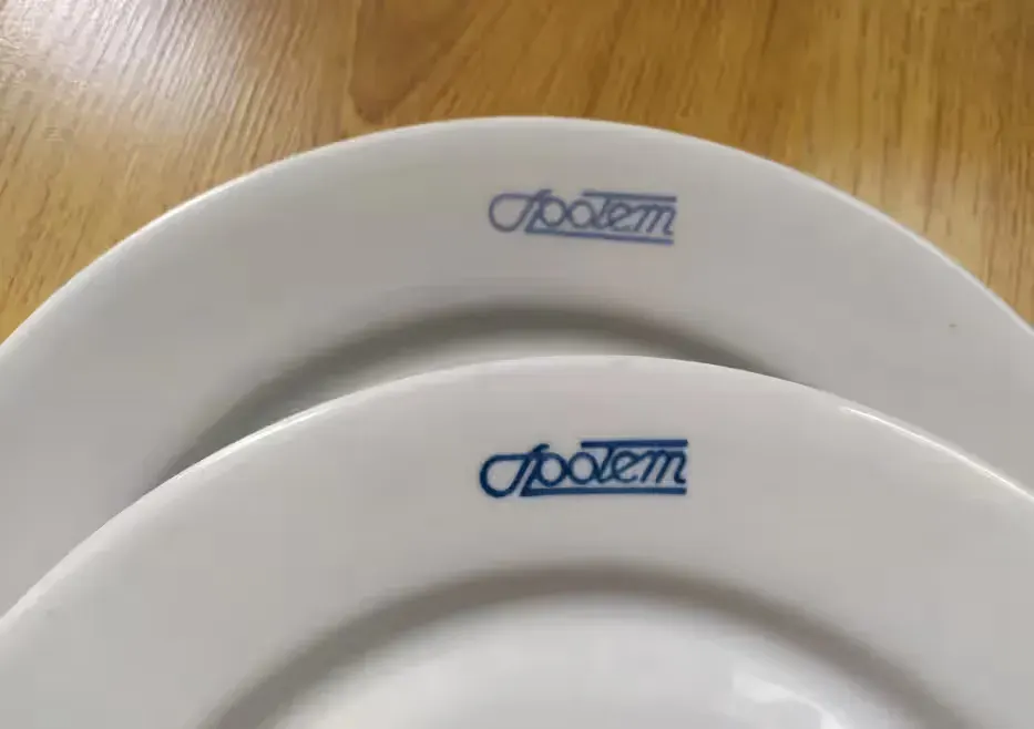SPOŁEM dwa stare, płaskie, porcelanowe, talerze obiadowe z PRL-u — praca twórcy Logan na Freshwall Marketplace