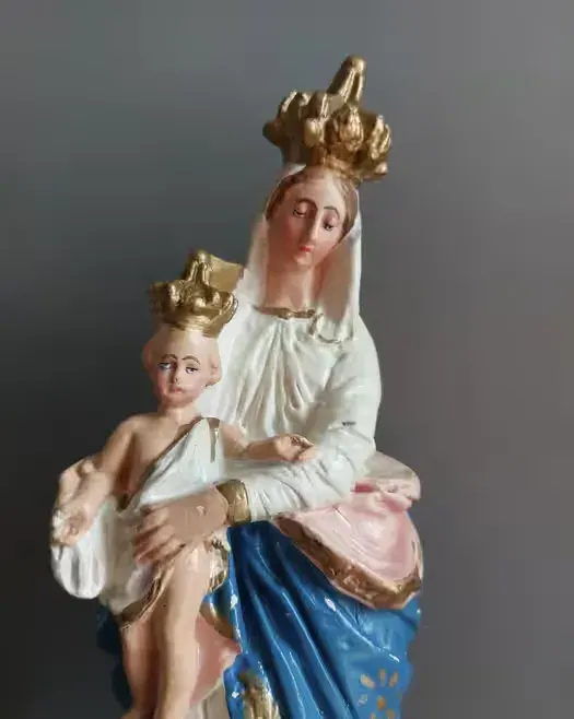 Stara figurka Matki Bożej z dzieciątkiem — praca twórcy Robert na Freshwall Marketplace