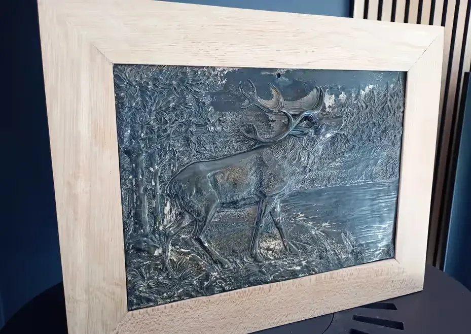 Stary relief myśliwski – Płaskorzeźba JELEŃ w nowej dębowej ramie (39x30 cm) — praca twórcy Krzysztof na Freshwall Marketplace