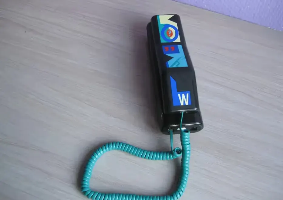 Stary Telefon Swatch Twinphone - Styl Memphis — praca twórcy Boguś na Freshwall Marketplace