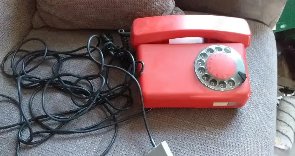 Stary telefon z PRL — praca twórcy kawunia W na Freshwall Marketplace