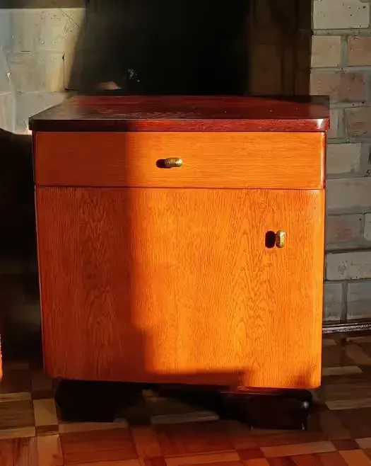 Szafki nocne antyk po renowacji — praca twórcy vintagecentury na Freshwall Marketplace