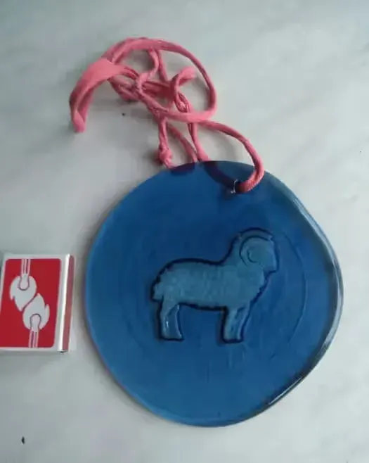 Szklana zawieszka. Suncatcher. Zodiak. Baran. Średnica 14, 5 cm. — praca twórcy Arek na Freshwall Marketplace