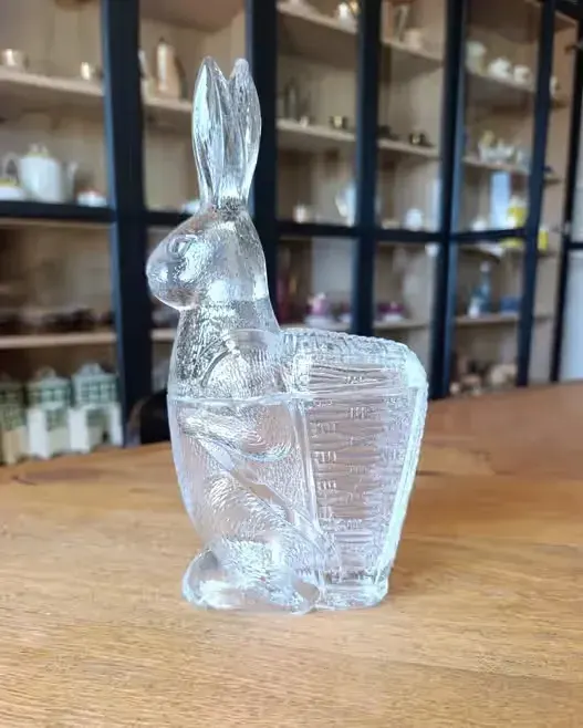 Szklany królik z koszyczkiem PRL HSG Ząbkowice – bomboniera vintage nie Asteroid Karolinka Meksykanka — praca twórcy Polski design na Freshwall Marketplace