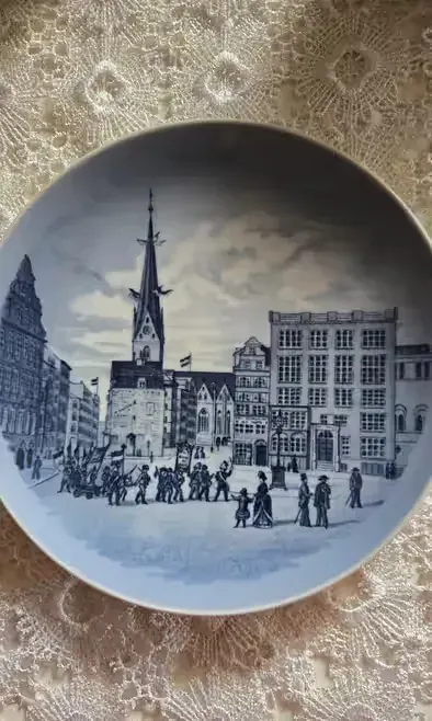Talerzyk Royal 1976. — praca twórcy Renata na Freshwall Marketplace