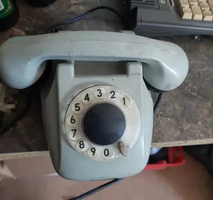 Telefon stary kręcony prl — praca twórcy Roman na Freshwall Marketplace