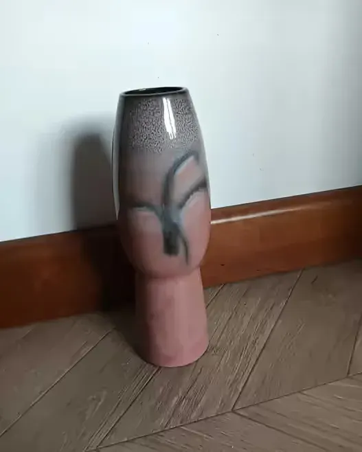 Wazon ceramiczny ciekawy kształt różowy — praca twórcy koralik1 na Freshwall Marketplace