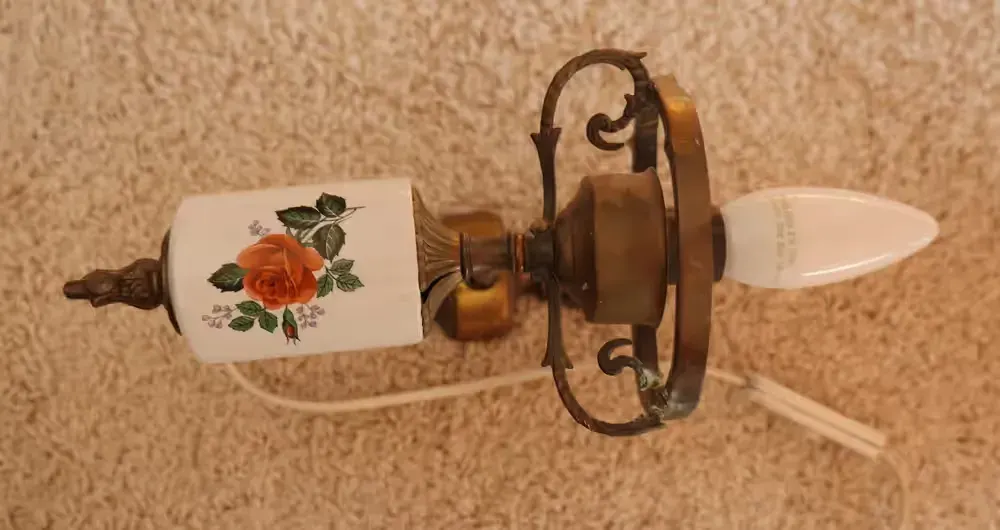 zabytkowa lampa ścienna z porcelanowym elementem ozdobionym  Kinkiet Vintage — praca twórcy wojtek na Freshwall Marketplace