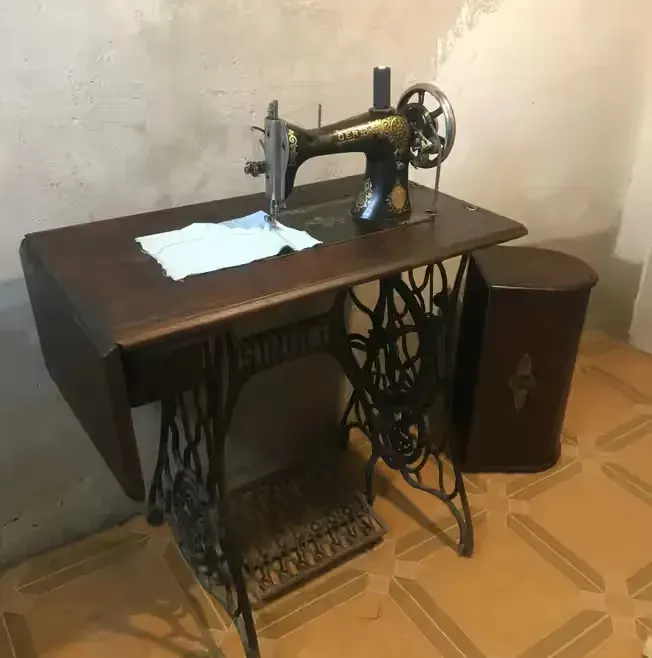 Zabytkowa maszyna  Singer (1910 r. USA)   Sprawna,  oryginalna instrukcja, akcesoria i części zapasowe. — praca twórcy Sprzedawca na Freshwall Marketplace