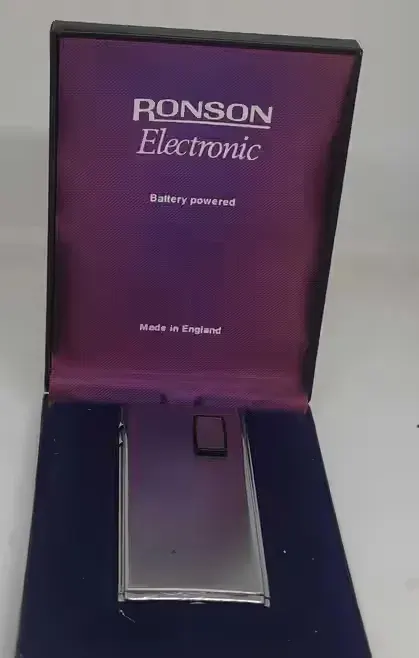 zapalniczka gazowa firmy ronson model elektronic po pełnym serwisie naprawczym  w oryginalnym pudełku — praca twórcy marek na Freshwall Marketplace